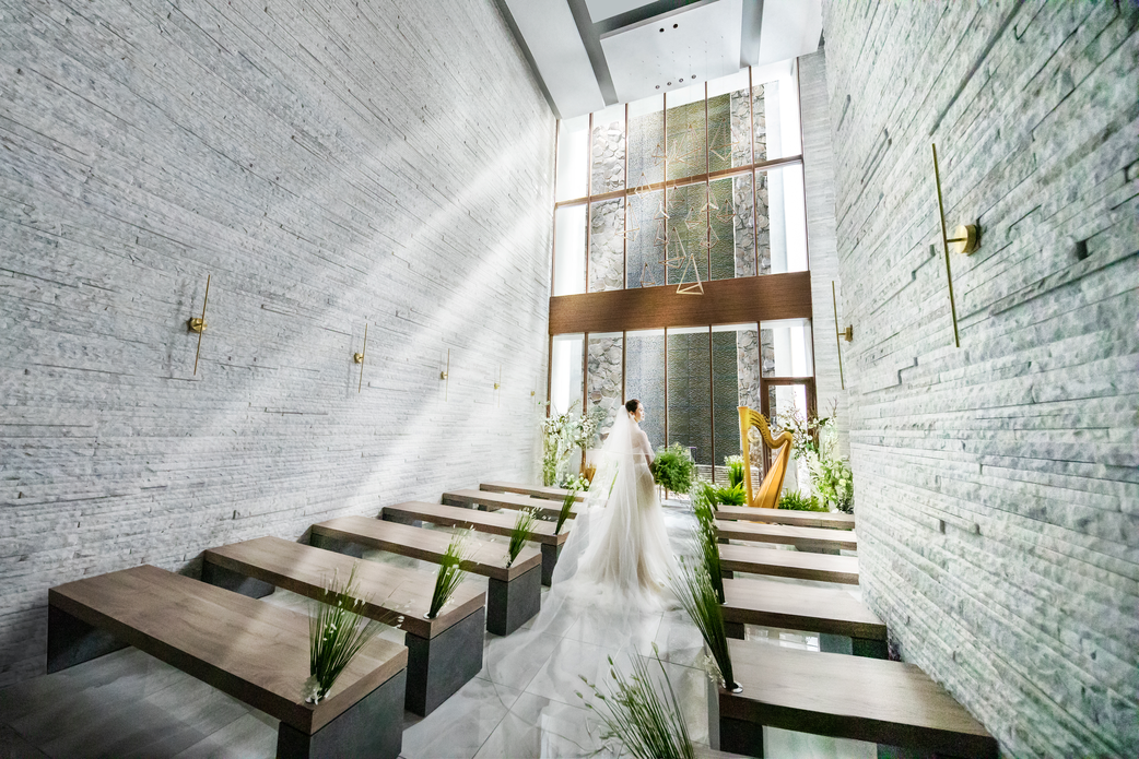 L2126の天井高12mの滝が流れる神秘的なチャペル