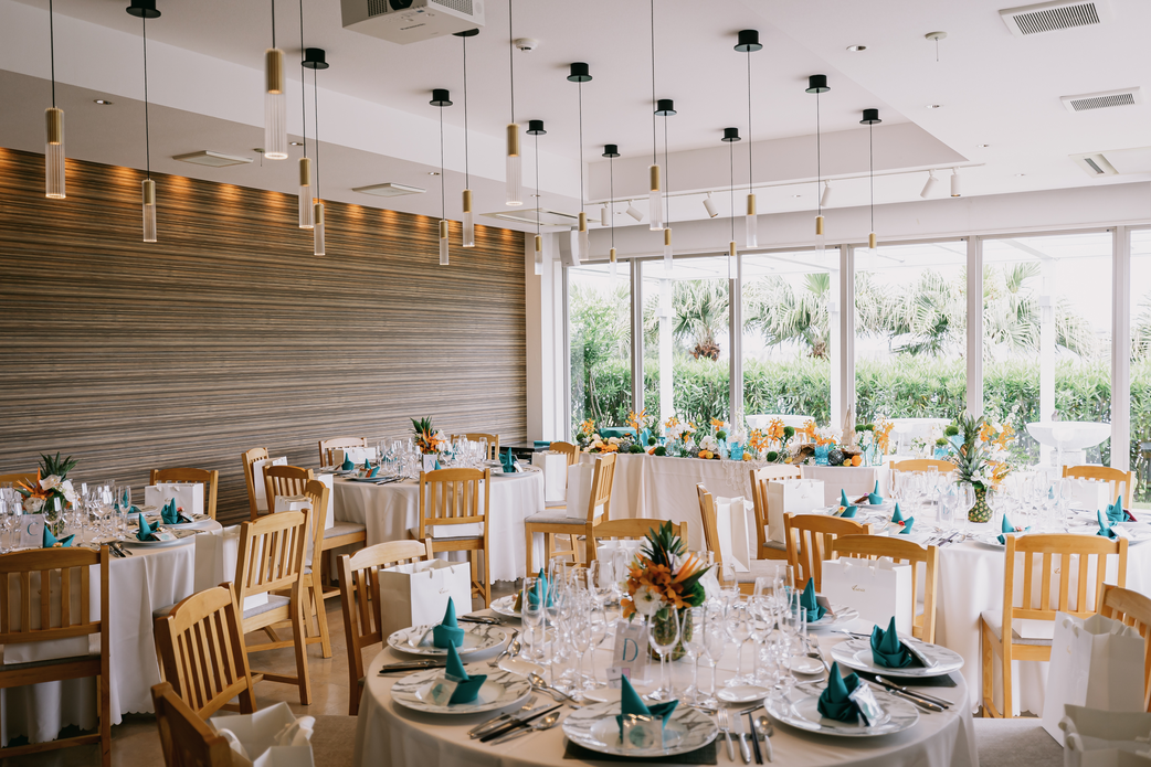 ラヴィマーナ神戸の少人数会場「アマランス」でゲストと歓談する新郎新婦