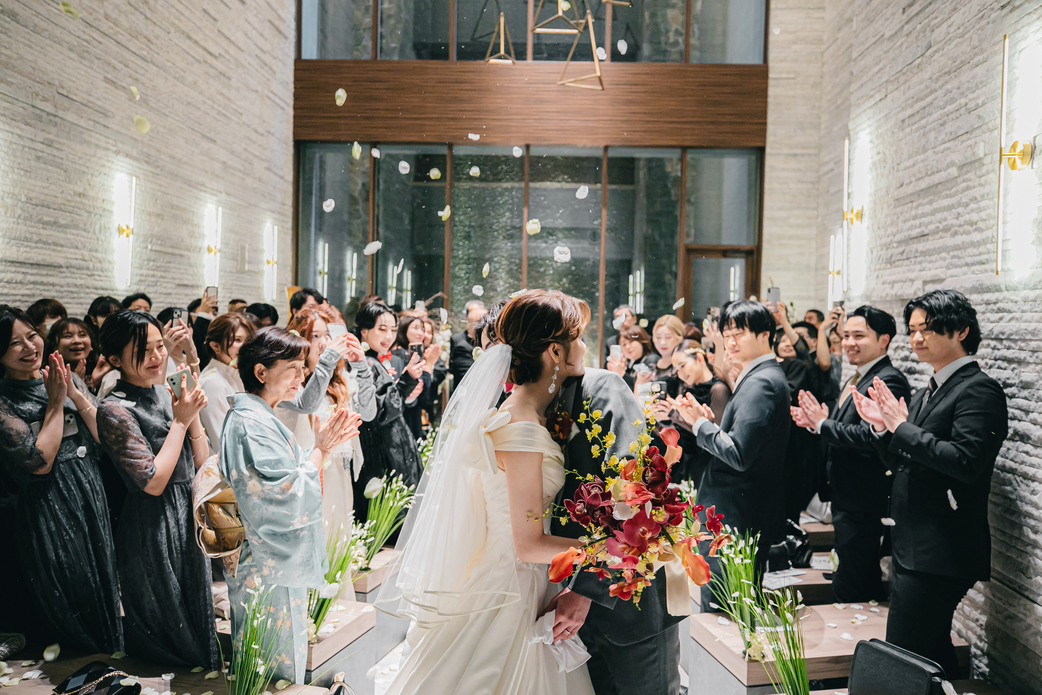 L2126のチャペルで天井から花びらが舞うフラワースコール演出