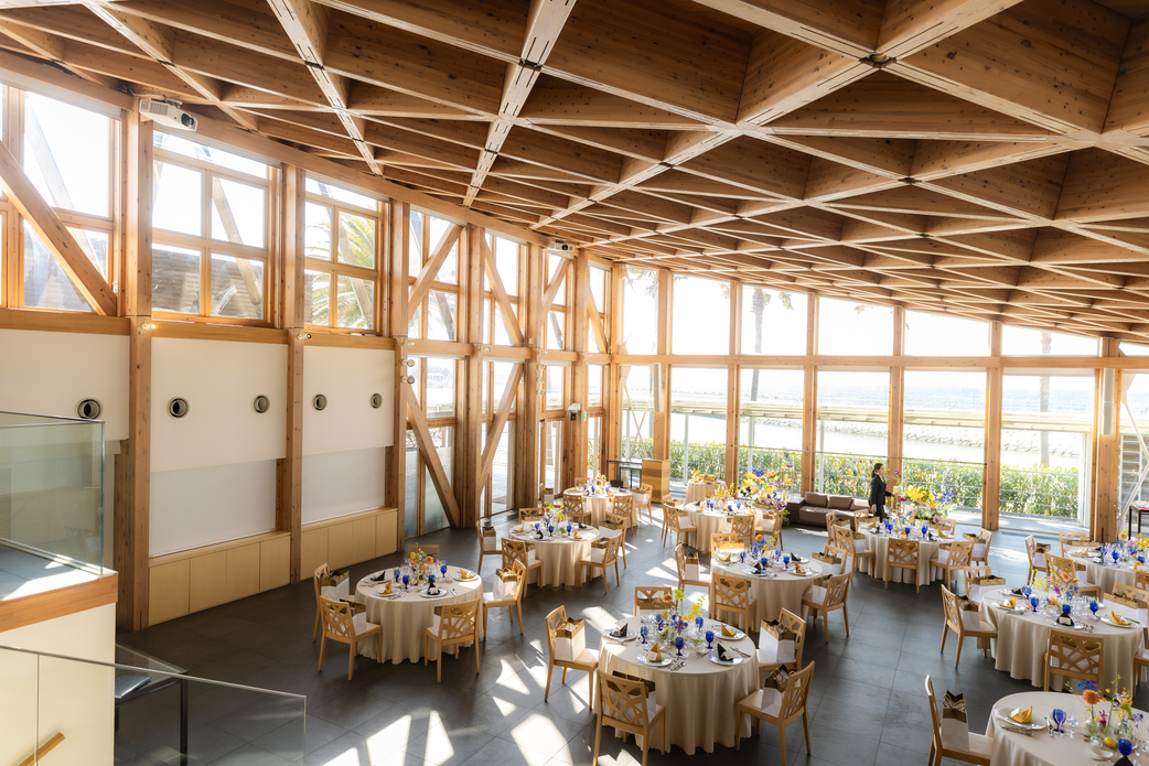 ラヴィマーナ神戸の大人数会場「瑠璃」の2階からパーティ全体を見渡す壮観なショット