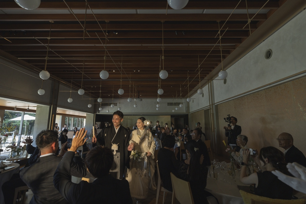 新郎新婦と合田さんが創り上げた世界に一つのオリジナル演出を楽しむゲストの様子