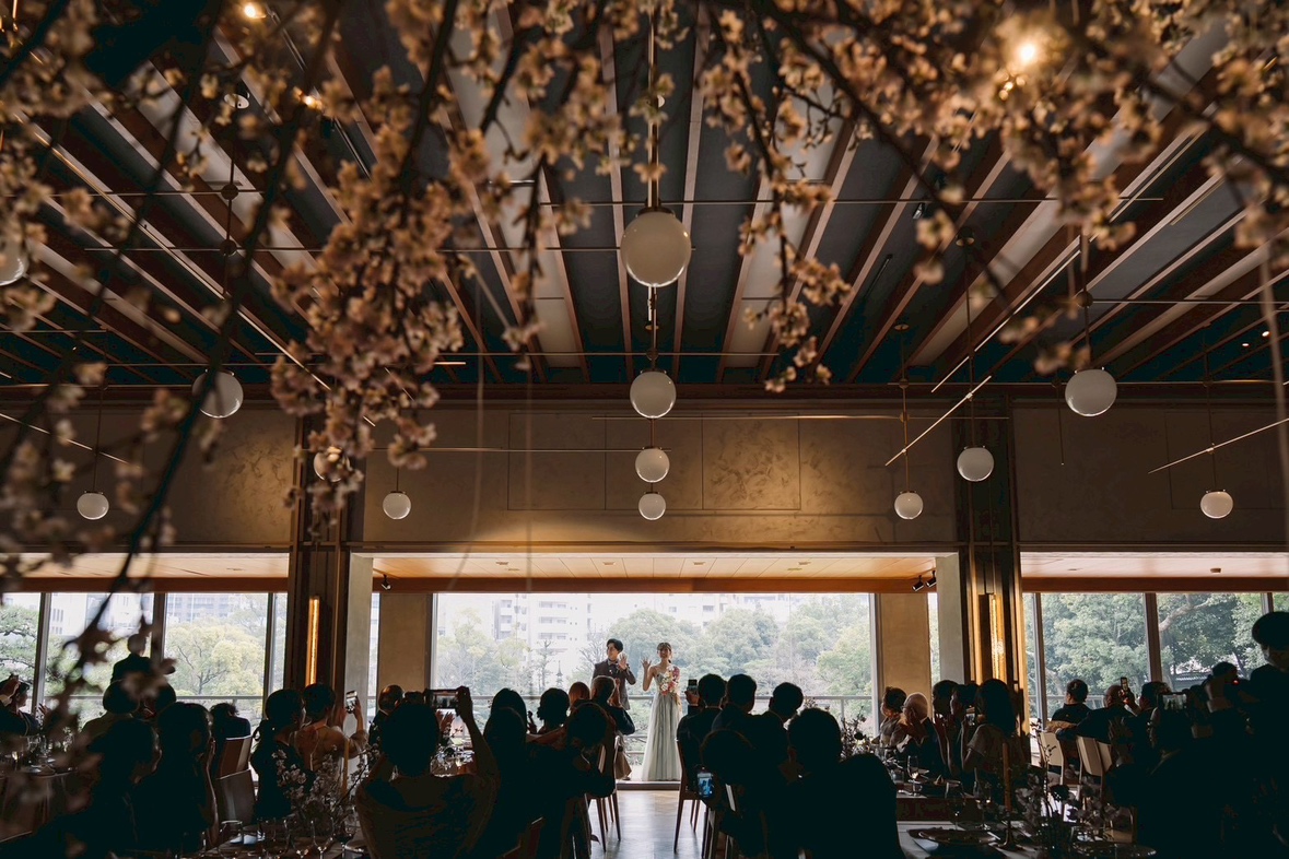 4人で賑やかに打ち合わせを進める様子