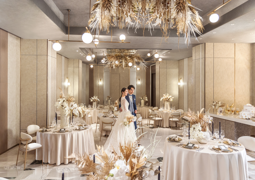 L2126のゴールドがアクセントのスタイリッシュな披露宴会場