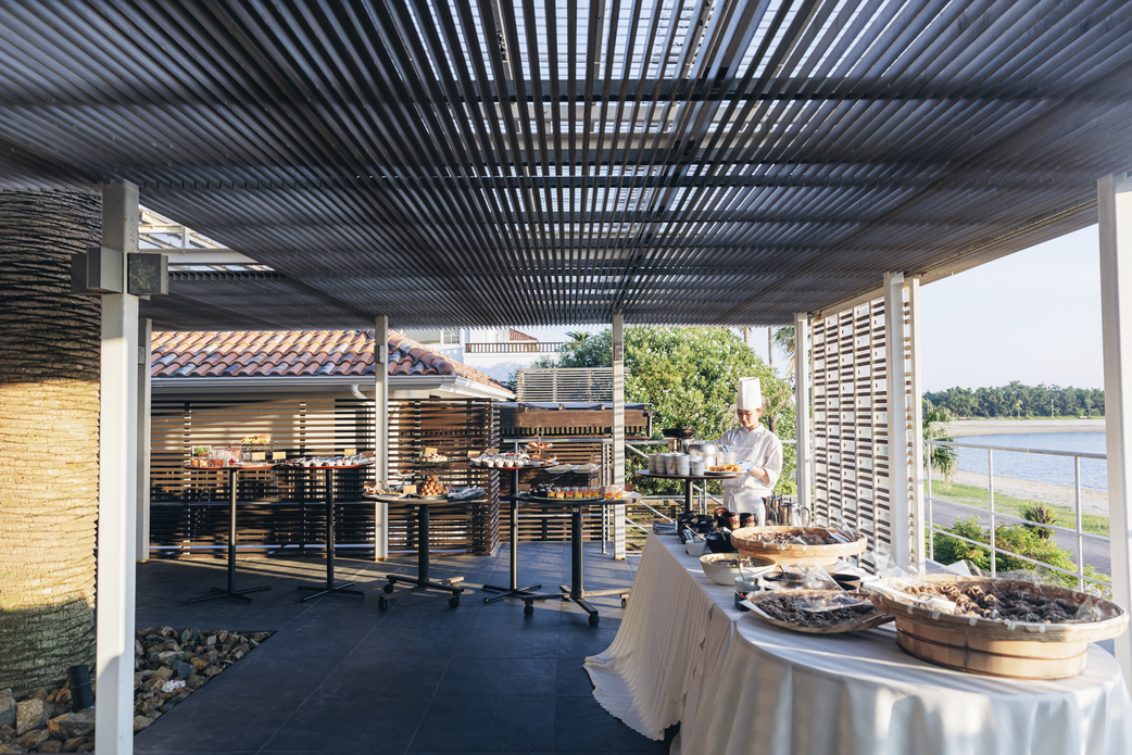 ラヴィマーナ神戸のガーデンでグリルビュッフェを楽しむゲストたちの笑顔