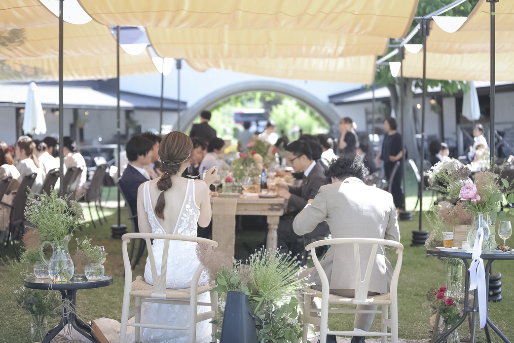 サンクゼールでのウェディングの魅力を象徴する、絶景、美食、笑顔のゲストたちが織りなす幸せな一日の一コマ