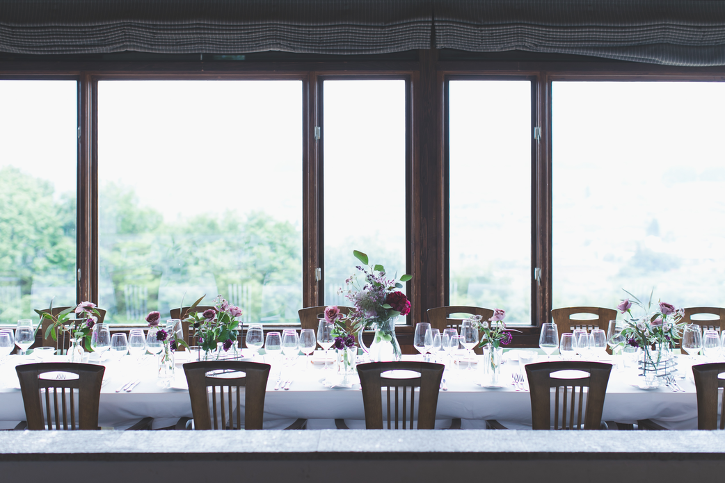 結婚式を終え、未来への希望に満ちた新郎新婦が美しいサンクゼールの風景の中に佇む様子