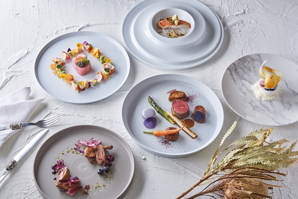 ラヴィマーナ神戸のガーデンでグリルビュッフェを楽しむゲストたちの笑顔