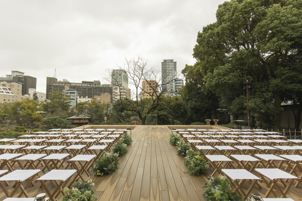 雨上がりのガーデン挙式で幸せそうな新郎新婦とスタッフたちの感動のシーン
