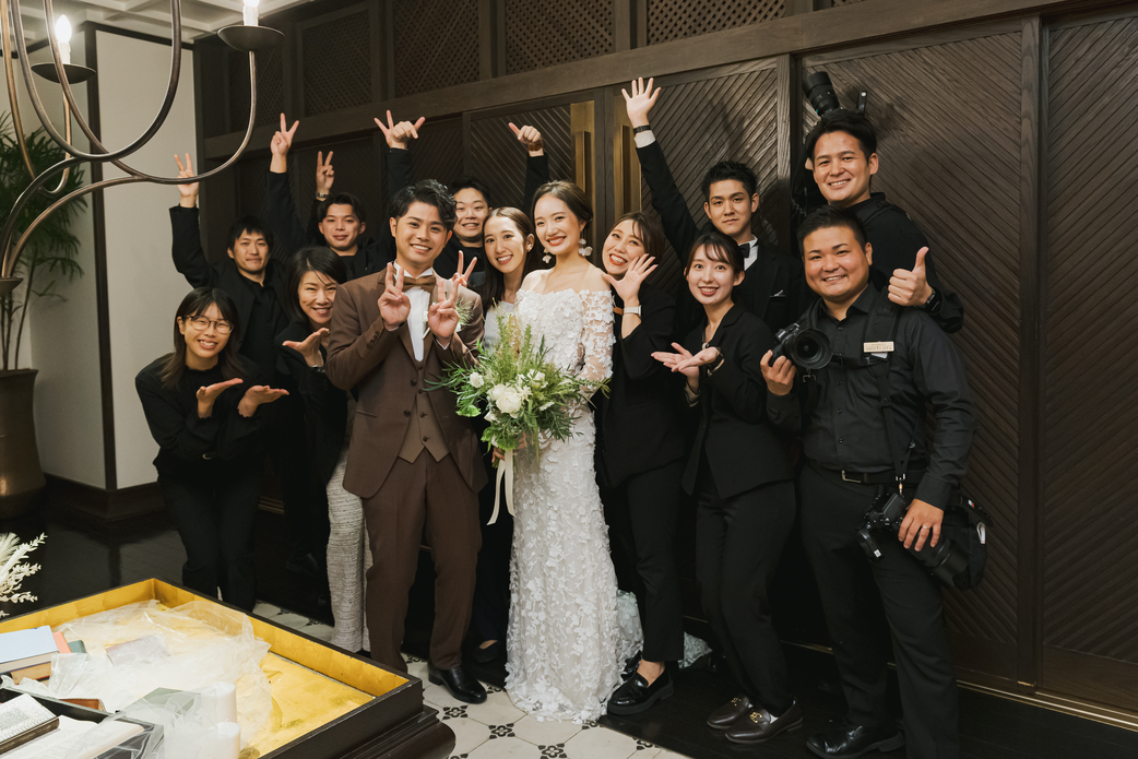 中村万弥さんがスタッフと笑顔で話し合い、家族のような温かいチームワークを感じさせる様子