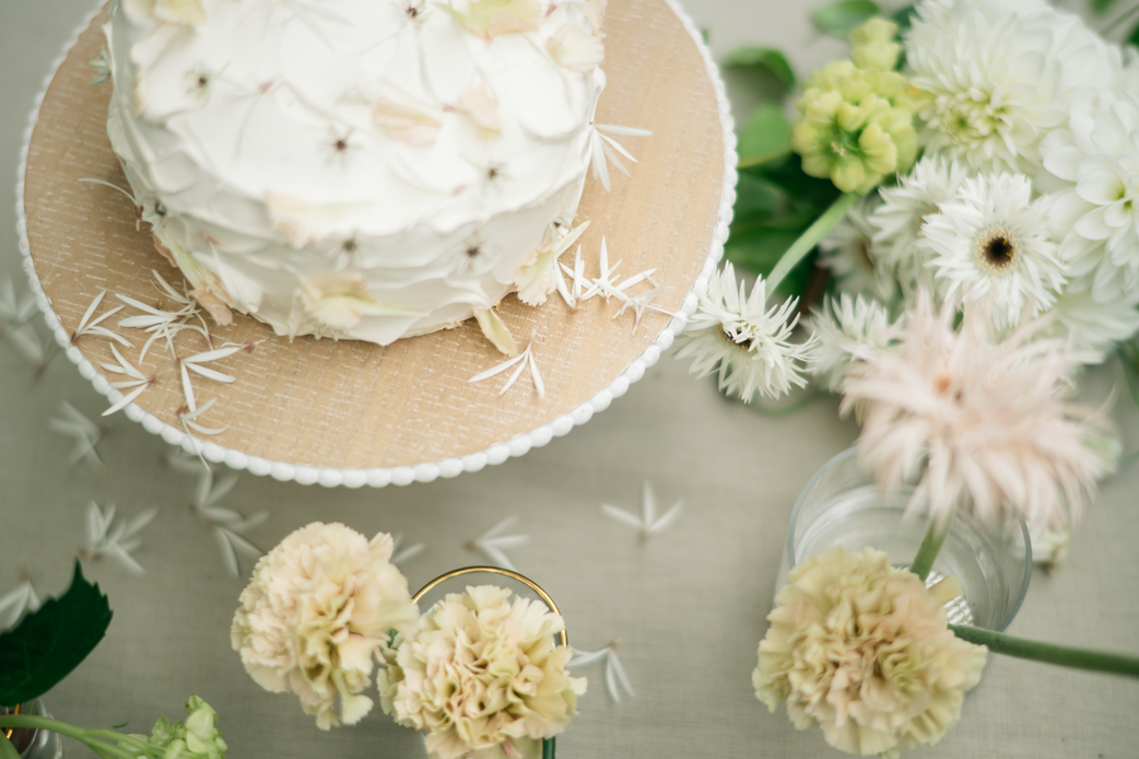 シンプルなクリームケーキに季節の花を繊細にあしらった、世界に一つだけのウェディングケーキ