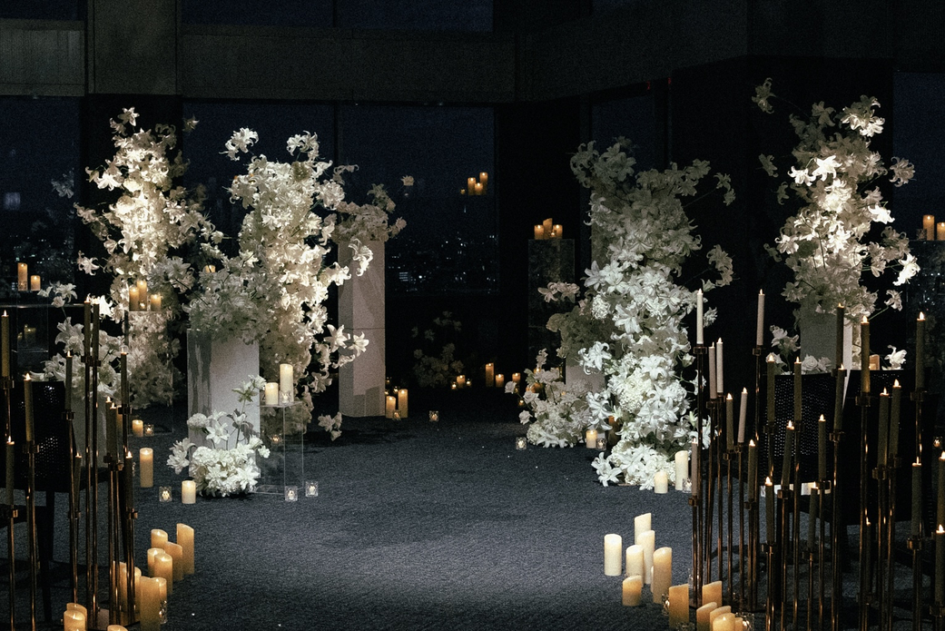 400本の白い百合を使った壮大なアーチ装飾と、花粉を取り除く繊細な作業風景