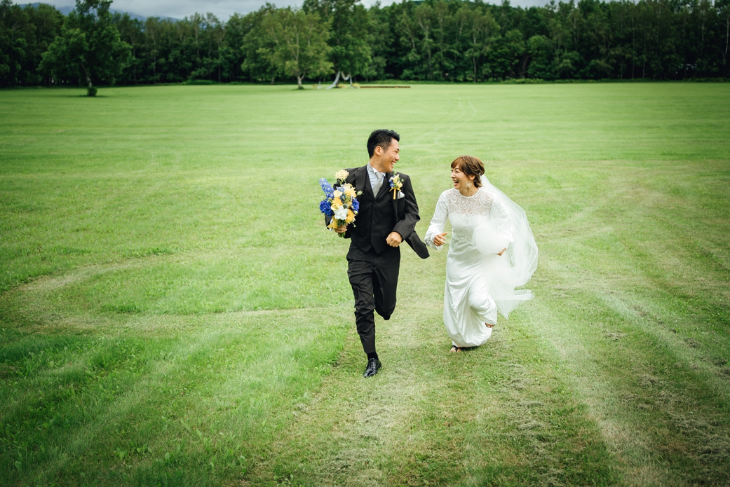 契約書や重要事項を確認し合う新郎新婦とプランナーの様子