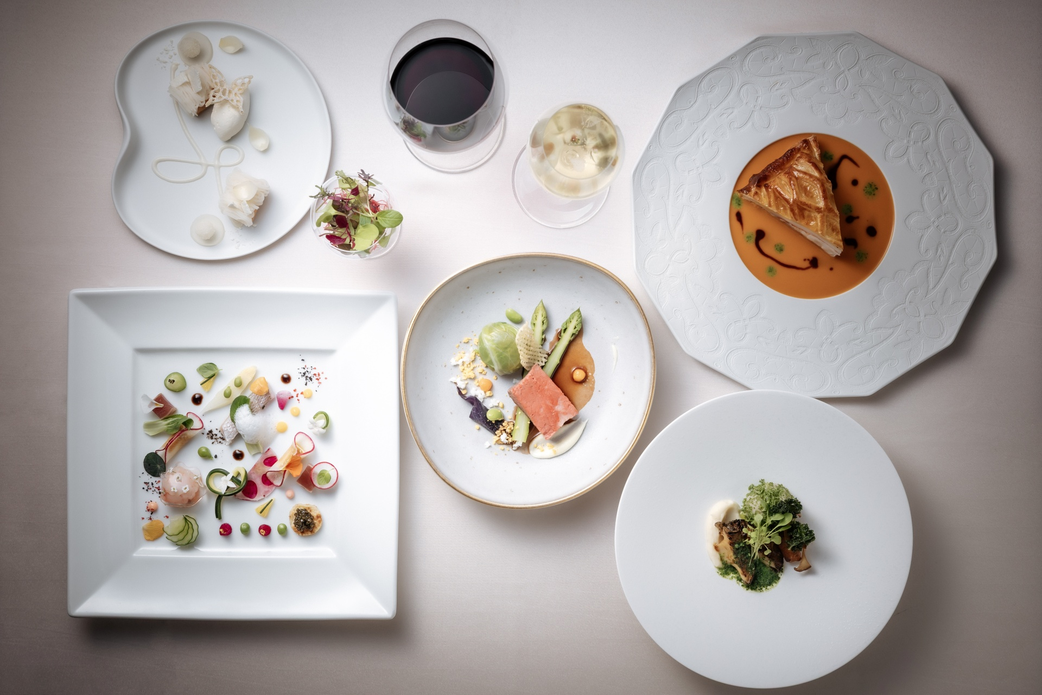ゲストとの距離が近いアットホームな会食風景と美食