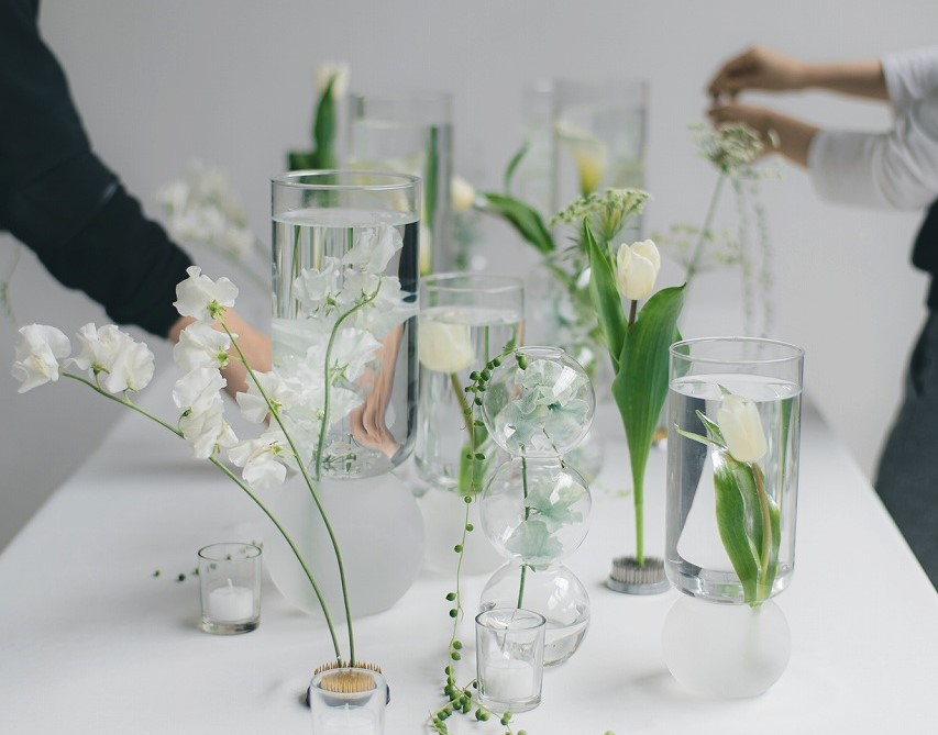 これから結婚式を迎える花嫁に向けて、優しく温かい眼差しでメッセージを送る伊勢谷早紀さん
