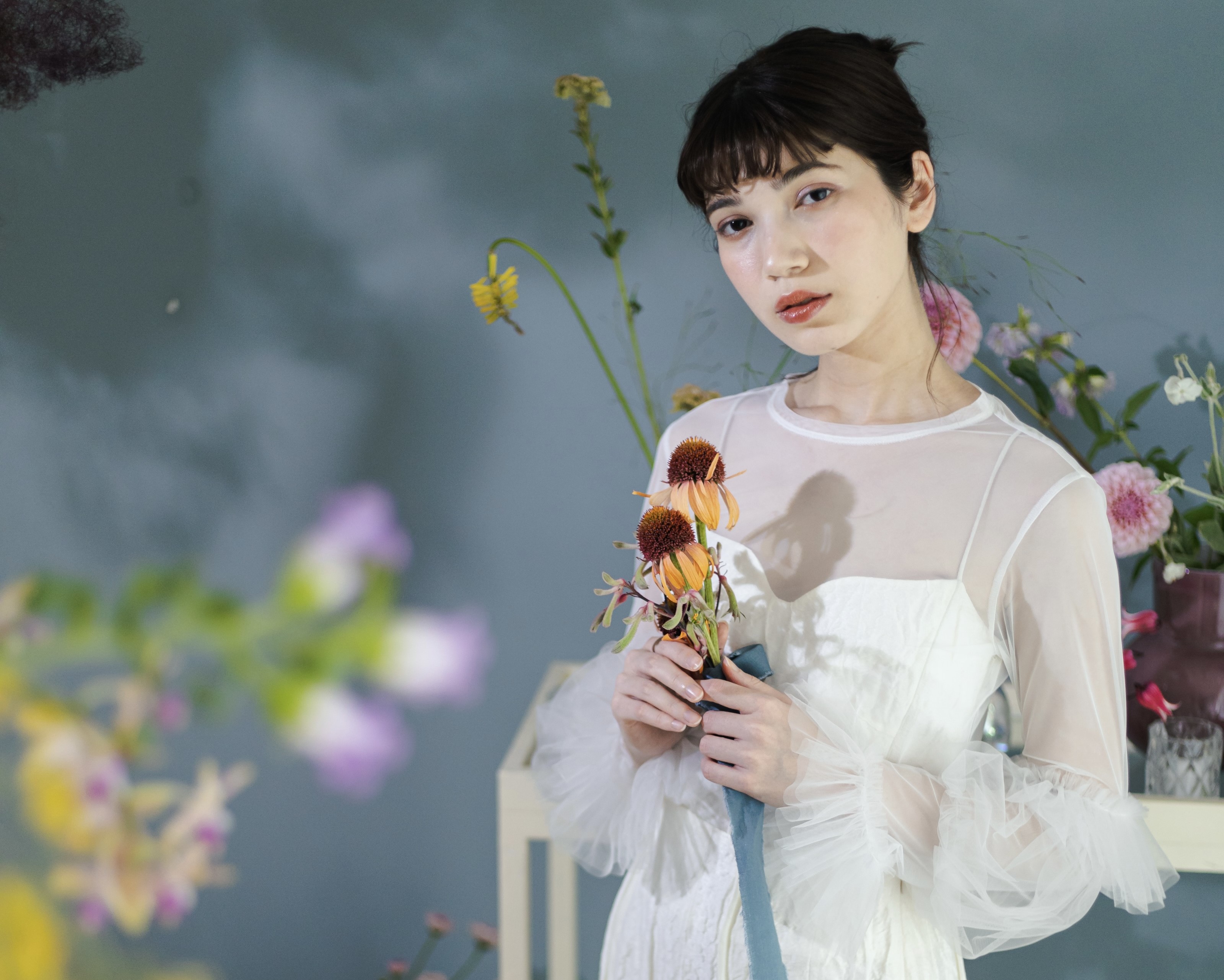 花嫁のドレスを引き立てる、抜け感のあるシンプルなブーケとガーデンウェディングの装花